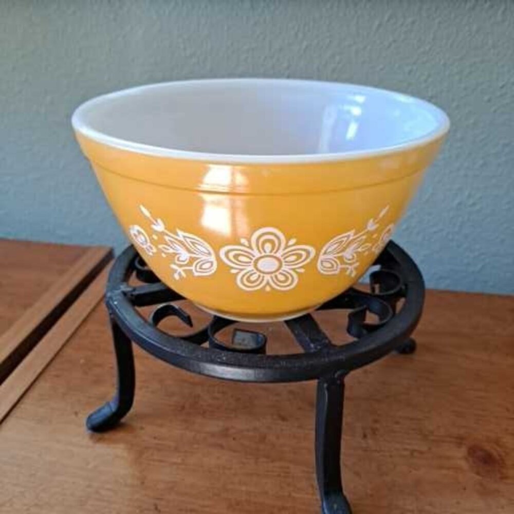 Vintage Pyrex BUTTERFLY GOLD #401 Mixing Nesting Bowl  1.5 Pint